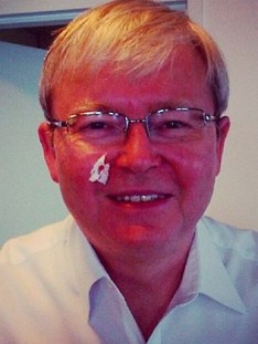 Kevin Rudd shaving selfie