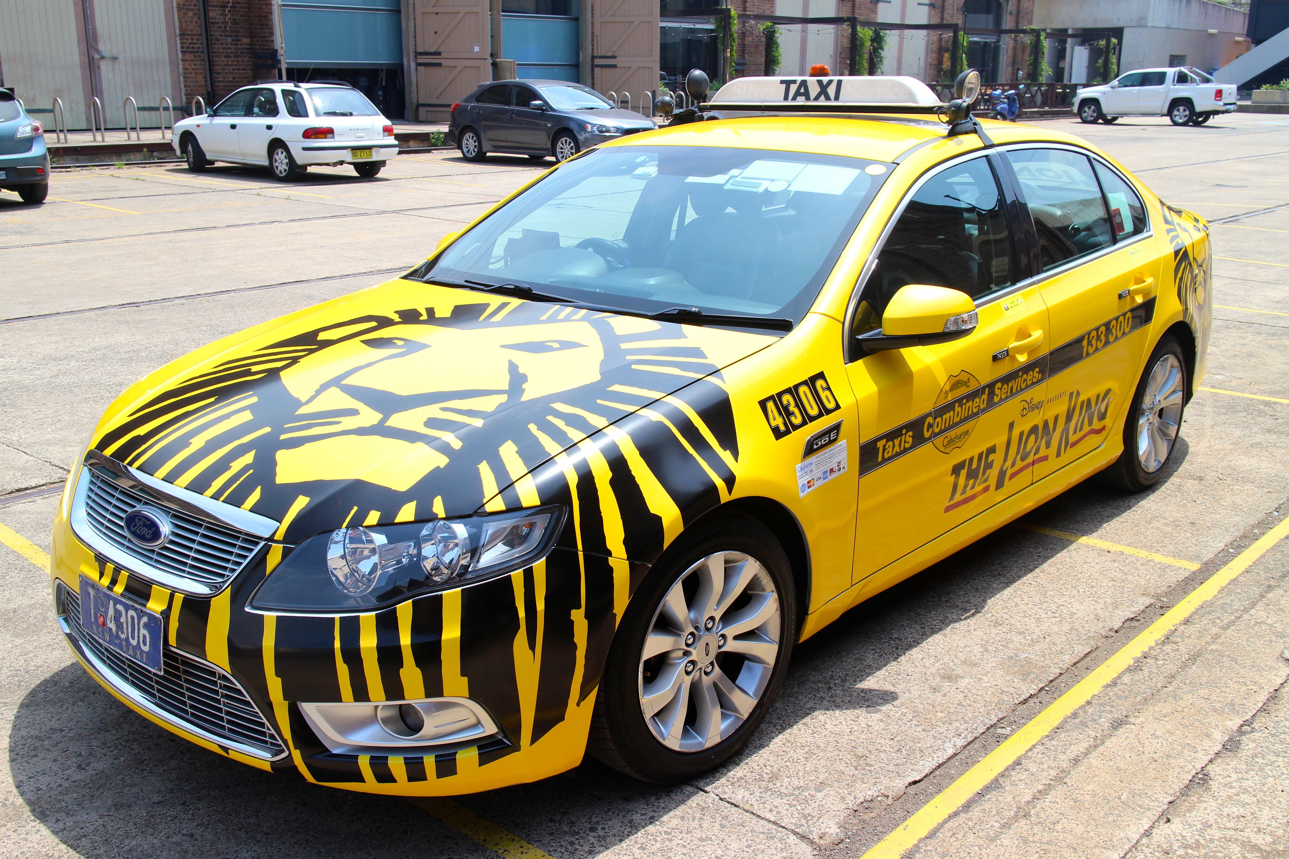 Тс такси под прикрытием. Машина "такси". Оклейка машин такси. Такси креативные. Обклеенная машина такси.