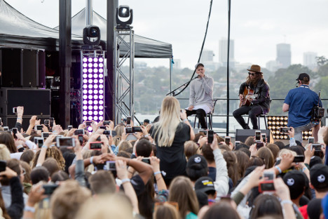 #BIEBERISLAND - iHeartRadio LIVE - Justin Bieber performs - fans with phones
